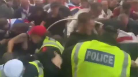 Protestujący w Londynie przedarli się przez korytarz policyjny.