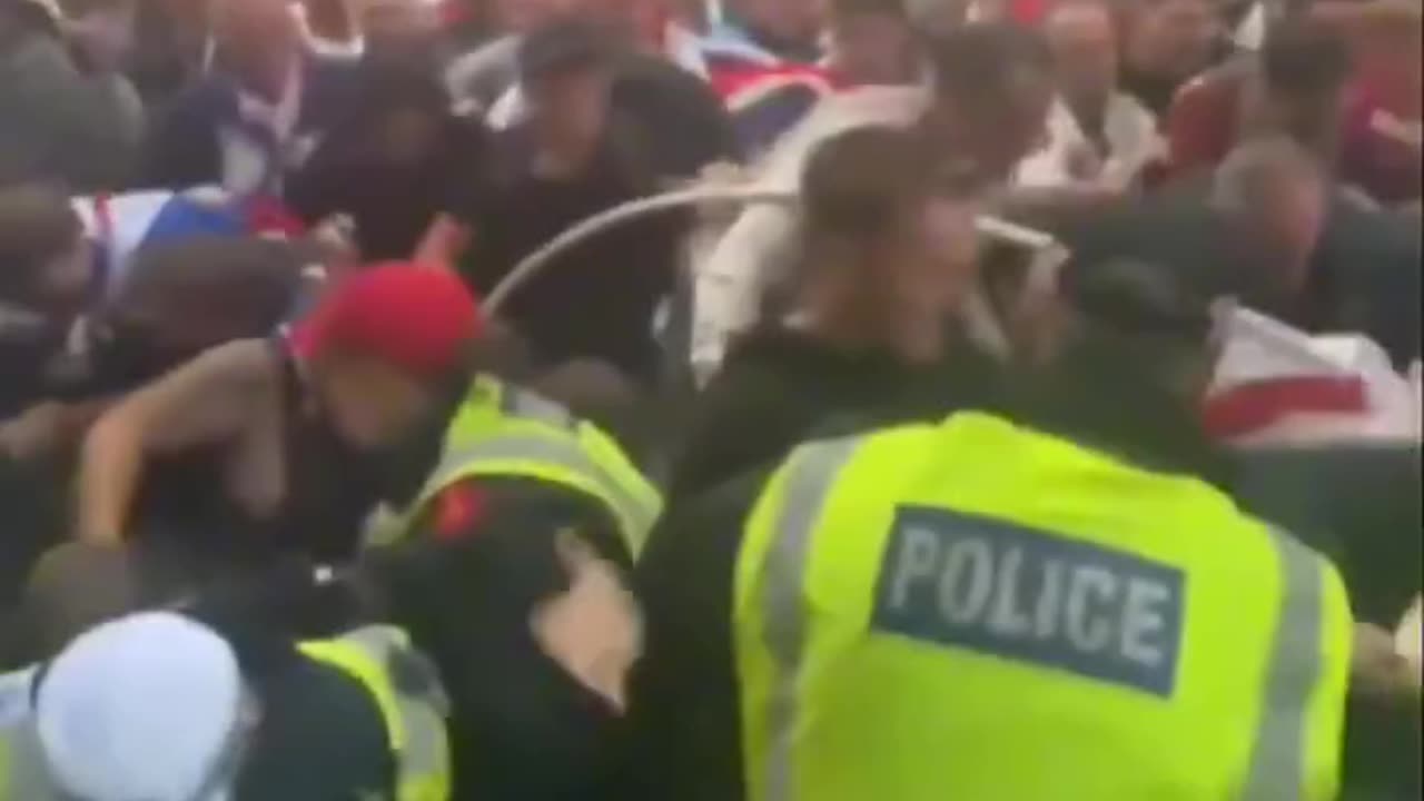 Protestujący w Londynie przedarli się przez korytarz policyjny.