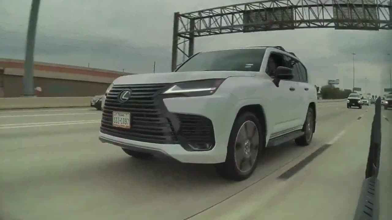 🚨🔫 MAN IN LEXUS THREATENS TESLA DRIVER WITH GUN