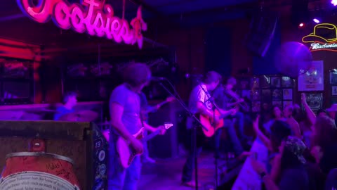 NASHVILLE TN LIVE BROADWAY STREET / PEOPLE WATCHING / BANDS WATCHING / BARS