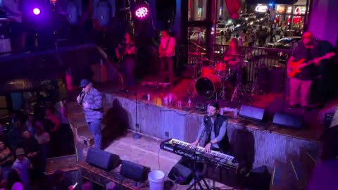 NASHVILLE TN LIVE BROADWAY STREET / PEOPLE WATCHING / BANDS WATCHING / BARS