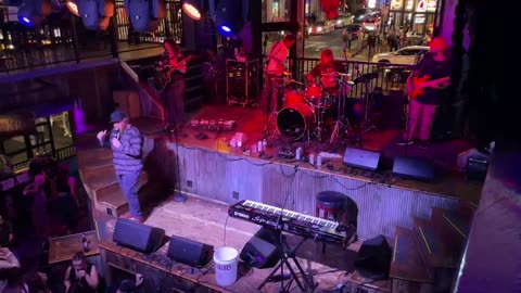 NASHVILLE TN LIVE BROADWAY STREET / PEOPLE WATCHING / BANDS WATCHING / BARS