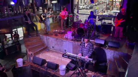 NASHVILLE TN LIVE BROADWAY STREET / PEOPLE WATCHING / BANDS WATCHING / BARS