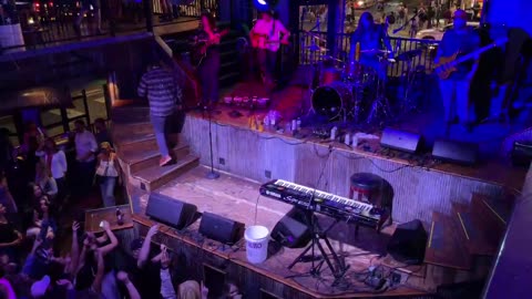 NASHVILLE TN LIVE BROADWAY STREET / PEOPLE WATCHING / BANDS WATCHING / BARS
