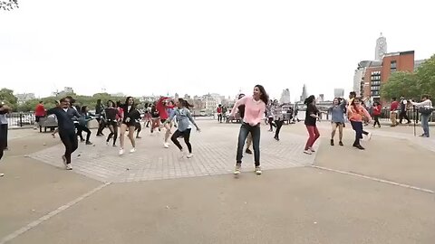 Bollywood_flashmob_at_the_iconic_Southbank_London