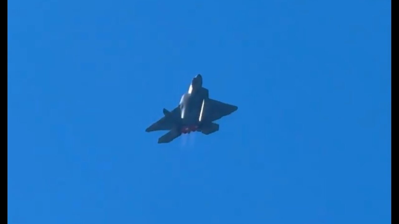 HOLY SH*T 🚨 Watch this EPIC Fighter Jet in New York right now. We are so back. Thank you Trump