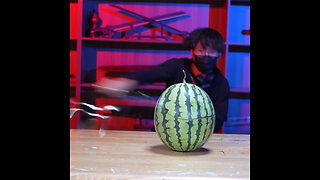 ‘Fruit Ninja’ bate récord mundial cortando sandias con espada