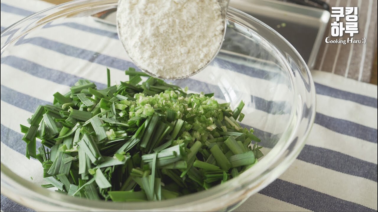 Only 2 ingredients!: Crispy vs. Mixture of Crispy & Soft leek pancake: Vegetarian food : Korean food
