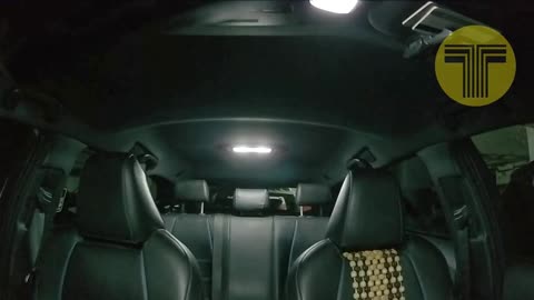 Revienta un taxi en un parking de Ibiza con una tapa de alcantarilla