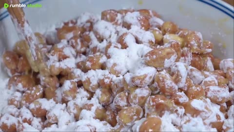 Beat two eggs into peanut rice and it will be a hot treat at the late-night