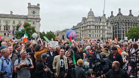 Palestinian flags and JD Vance balloons in London as Trump visits the UK.