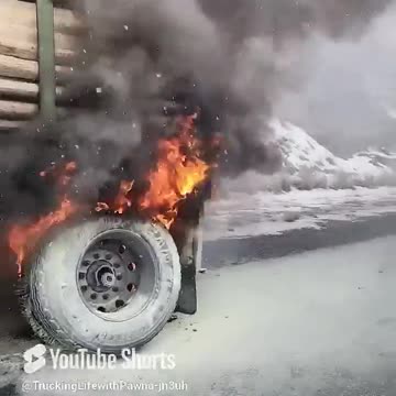 TRAILER FIRE!! #ourtruckinglife #truckdrivers #atruckerslife #truckdriver #trucker #reallifetruckers