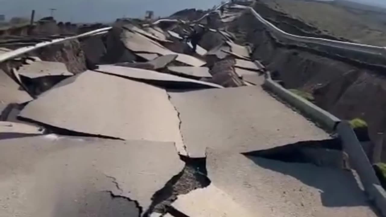 BREAKING: 6.1 Magnitude Earthquake Hits Turkey | 1 Dead, Buildings Collapse in Balıkesir