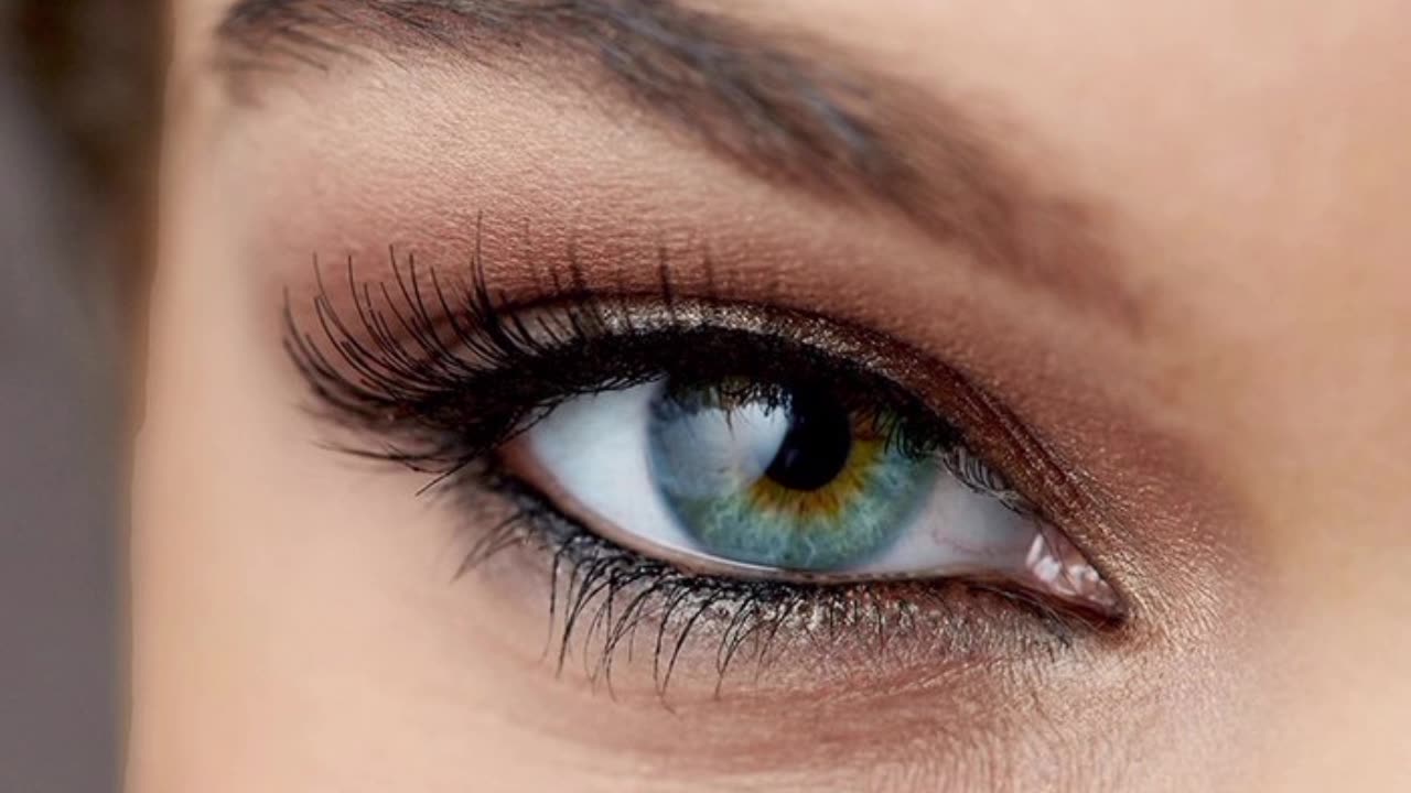 Choosing the Right Adhesive for Long-Lasting Lash Extensions