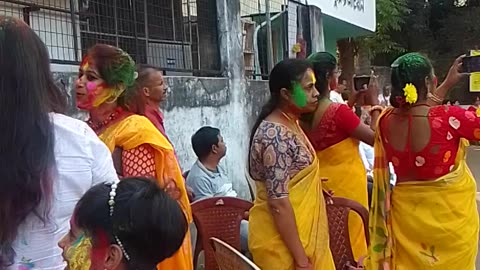 Playing Holi (l)
