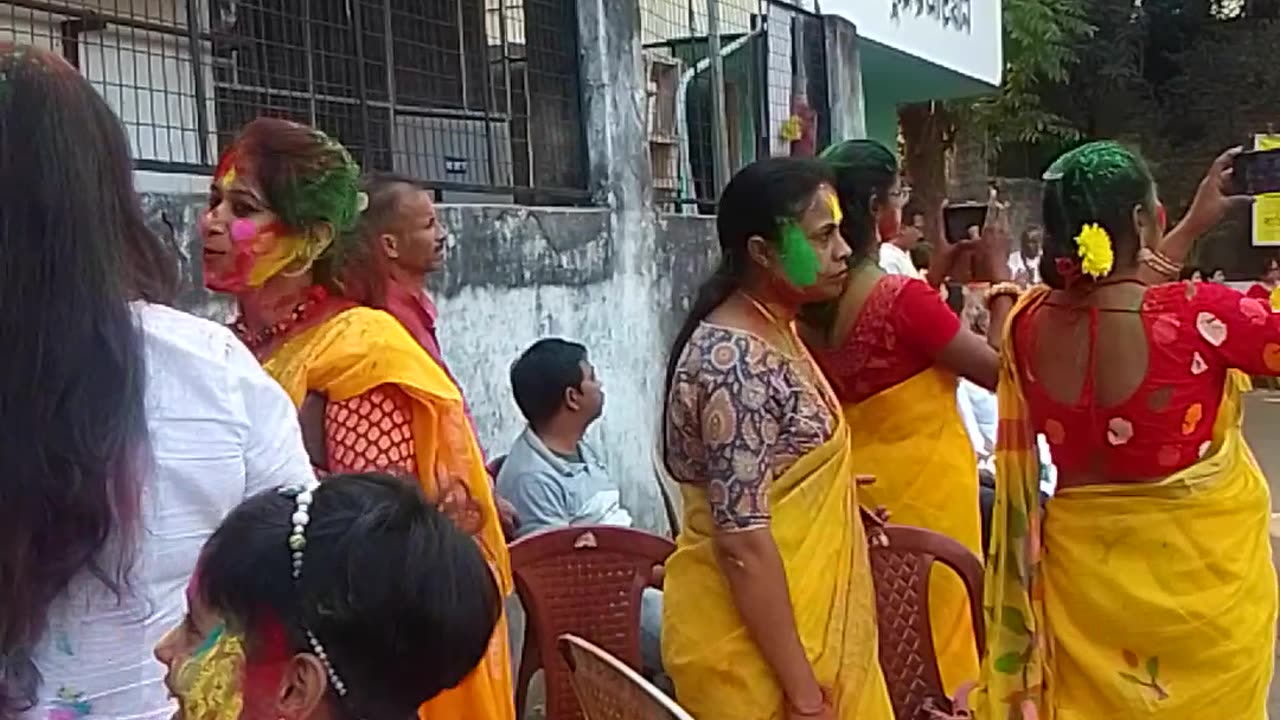 Playing Holi (l)