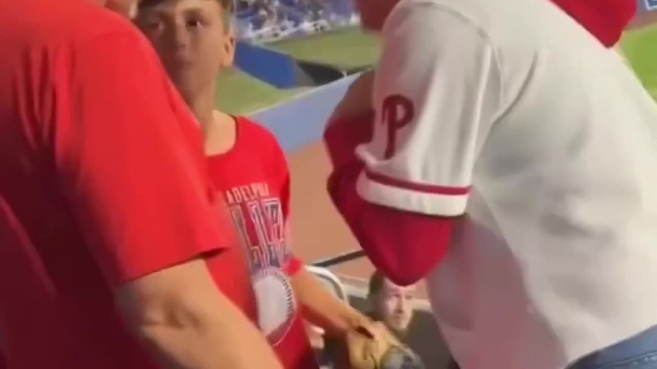 Dr. Lucien Wolfe 🇺🇸 - 2⧸ Outta nowhere… a Karen shows up. Demands the ball like it’s hers.