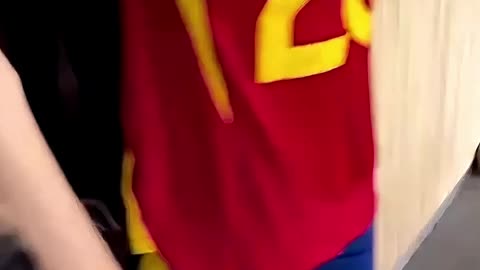 🇪🇸 LAMINE YAMAL SE BURLA DE FERMÍN EN PLENA SESIÓN DE FOTOS 😳 ¡SIN CALCETINES Y ANTE TODA ESPAÑA!
