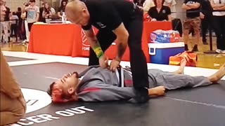 White belt submits opponent effortlessly