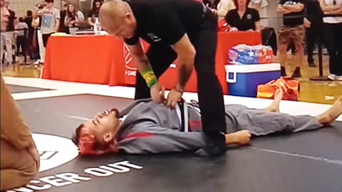 White belt submits opponent effortlessly