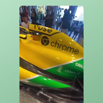 Mc Laren com cores em homenagem ao Senna