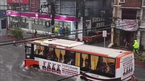 Hilarious Flood Moments in the Philippines | Pinoy Resilience & Laughter in the Rain!