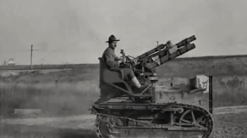 Experimental 75mm Self-Propelled Gun based on a Holt 2½-ton tractor during trials in 1918