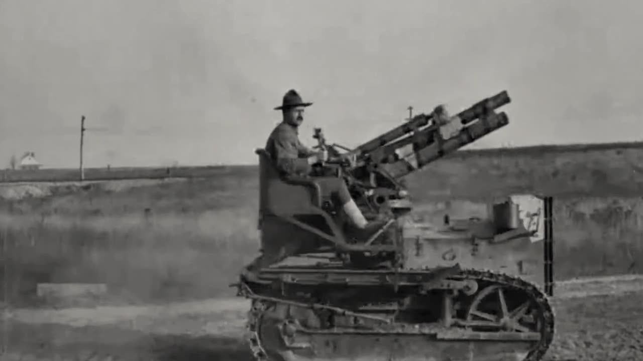 Experimental 75mm Self-Propelled Gun based on a Holt 2½-ton tractor during trials in 1918