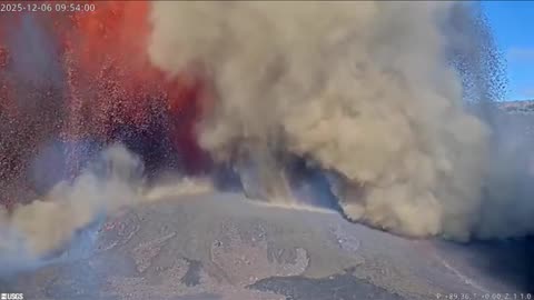 Final 10 minutes of Kilauea Cam A Before Lava Fountain Destroys it Dec 6, 2025
