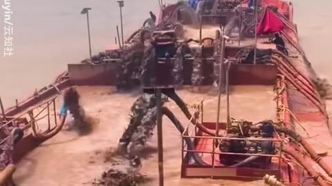 Why This Ship Looks Like It’s About To Sink! 🚢💦