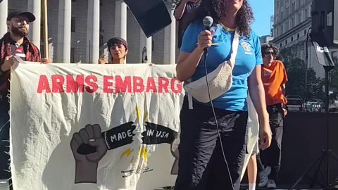 Fuera ICE de Nueva York, dicen personas que apoyan a migrantes.