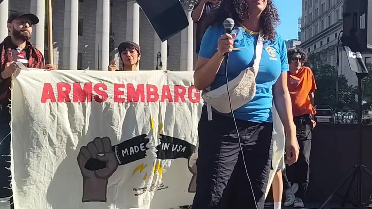 Fuera ICE de Nueva York, dicen personas que apoyan a migrantes.