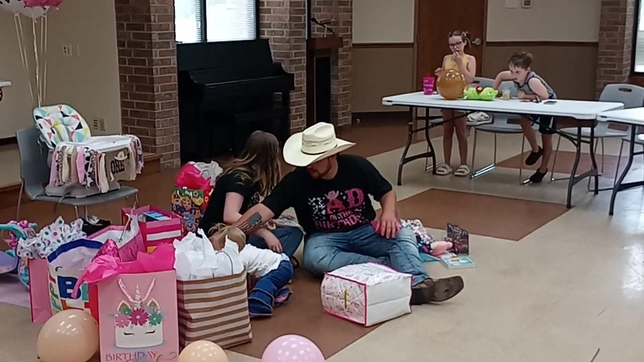 Daisy birthday party Pt ,1