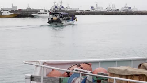 Japan asks fishermen to avoid disputed islands, fearing China clash