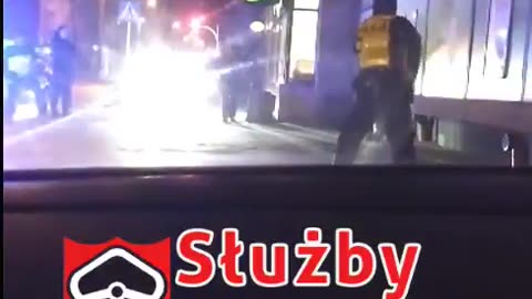 Piekary Śląskie. Mężczyzna wszedł po 22:00 do Żabki i chciał dokonać rozboju.