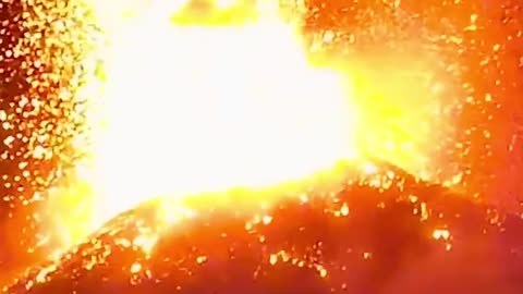 🌋Volcán de Fuego ilumina la noche en Guatemala
