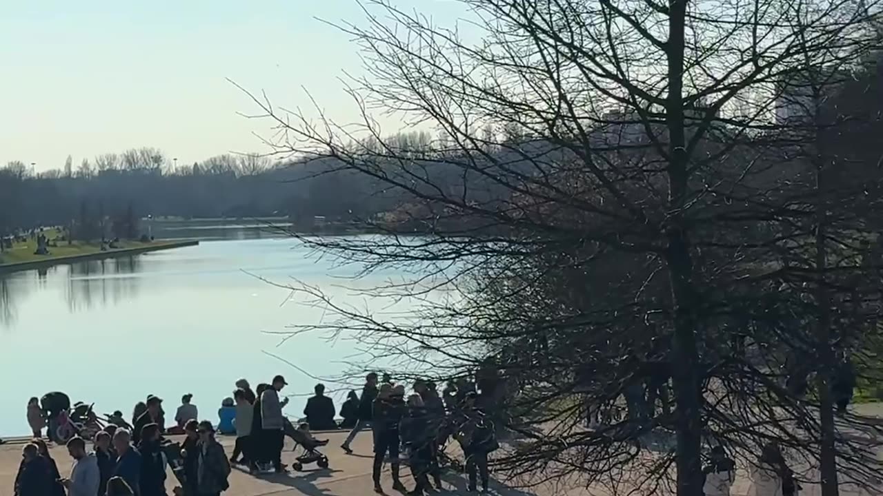 Sunday is the day when people walk freely.