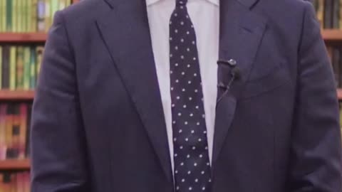 Kamala Harris to run for president again? Louvre Heist suspects caught! Government shutdown Day 26!