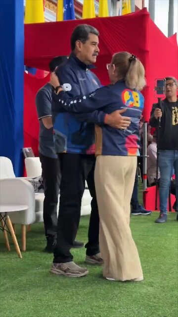 Maduro da lecciones de baile a cientos de estudiantes