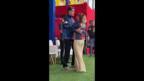 Maduro da lecciones de baile a cientos de estudiantes