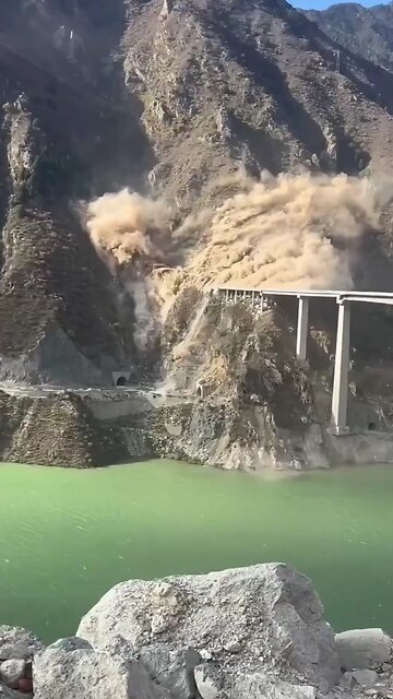 👀 🌁 INSANE! 🇨🇳 Hongqi bridge collapses in southwest China, months after opening.