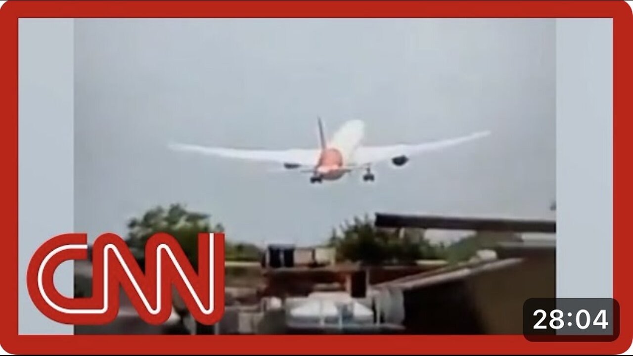 Aviation experts react to video showing plane just before crash