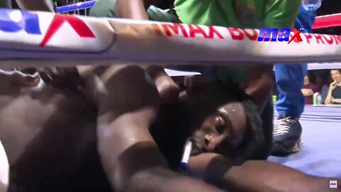 Professional boxer Gabriel Olanrewaju (40) dies suddenly mid-match, was not severely hit