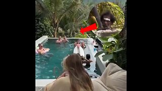 ¿Quién invade a quién?: miembro de una tribu mira atentamente una fiesta moderna en una piscina