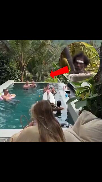 ¿Quién invade a quién?: miembro de una tribu mira atentamente una fiesta moderna en una piscina