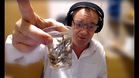 Pogrzebnik John O’ Loooney twierdzi, że koronersi celowo usuwają białe skrzepy, aby nie były zauważalne.