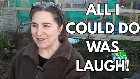 Mulching strawberries with sheep fleece, dealing with disasters and getting some perspective! 🍓+🐏+🤔