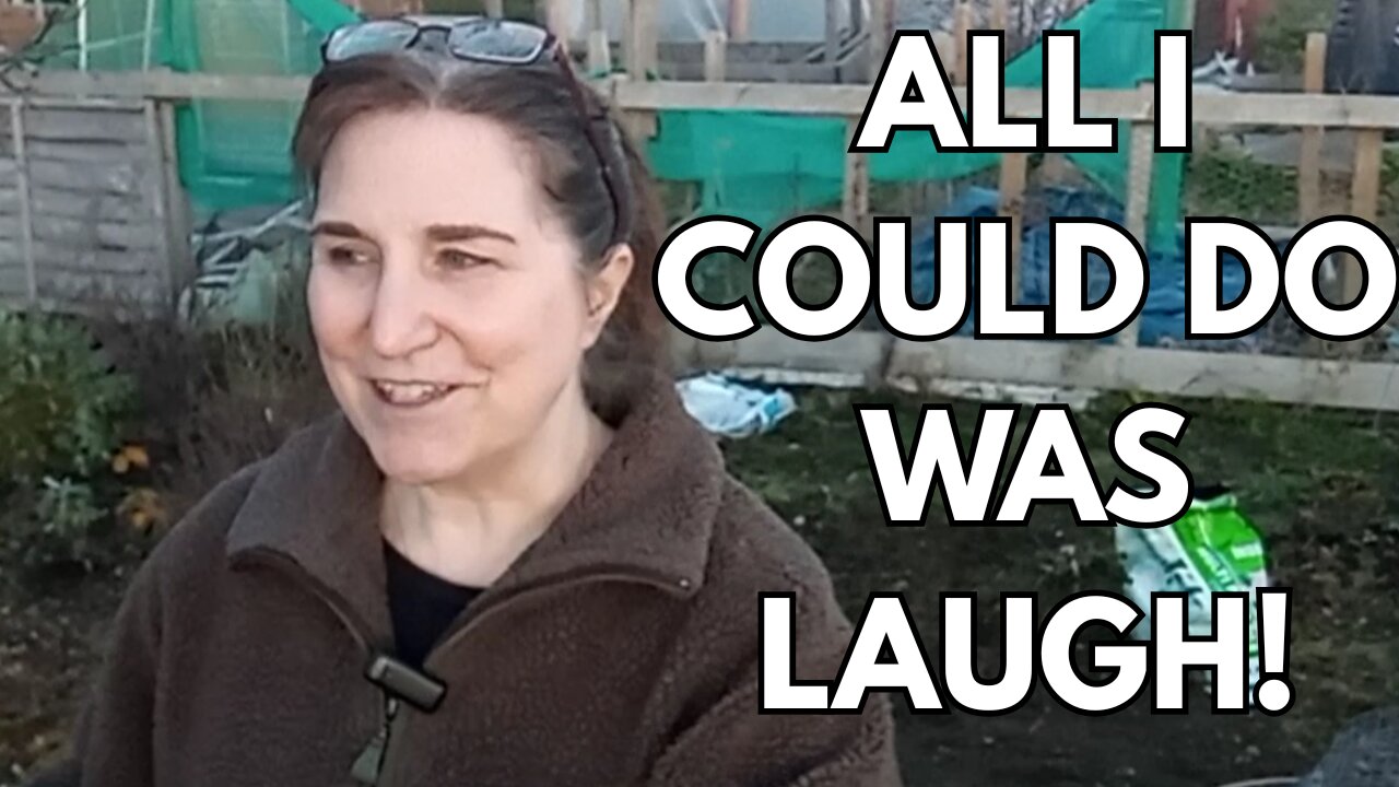 Mulching strawberries with sheep fleece, dealing with disasters and getting some perspective! 🍓+🐏+🤔