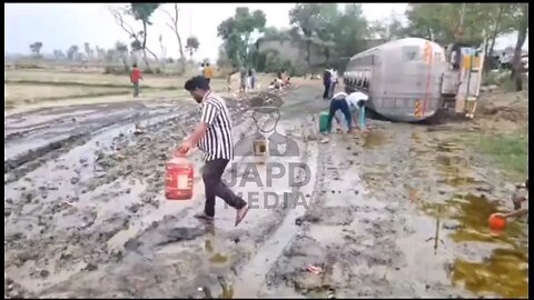 India’s $4T Economy vs Harsh Reality: Citizens Scoop Oil from Road After Tanker Crash #povertycrisis #japd
