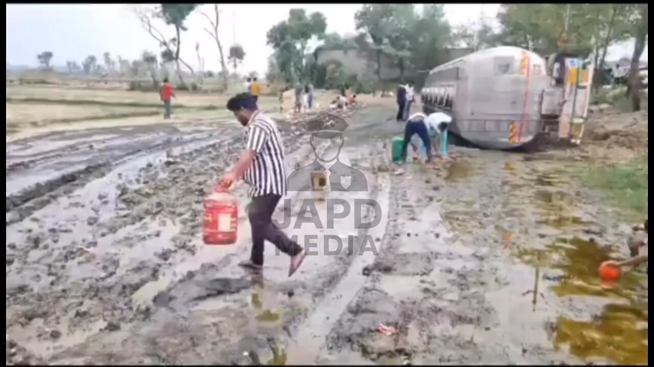 India’s $4T Economy vs Harsh Reality: Citizens Scoop Oil from Road After Tanker Crash #povertycrisis #japd